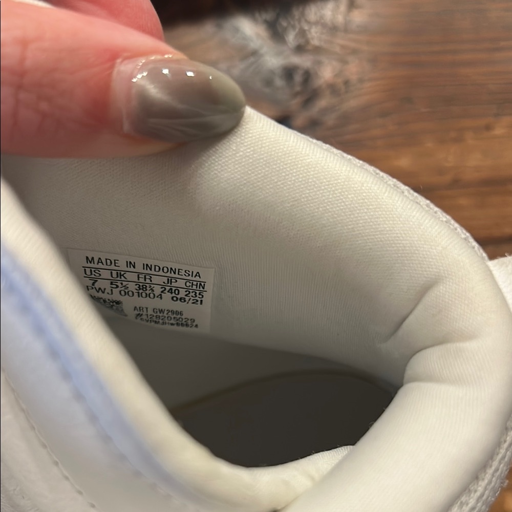 Adidas high top sneakers. White with light pink stripes. Lightly worn. - Picture 6 of 6
